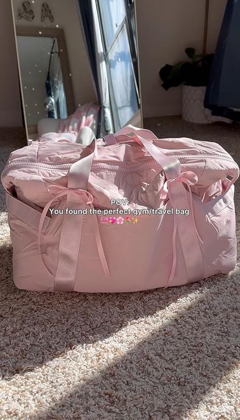 Gym Bags For Women, Cute Gym Bag, School Backpack Essentials, Coco Fashion, Luxury Gym, Womens Gym Bag, Best Travel Bags, Gym Bag Essentials, Pink Duffle Bag