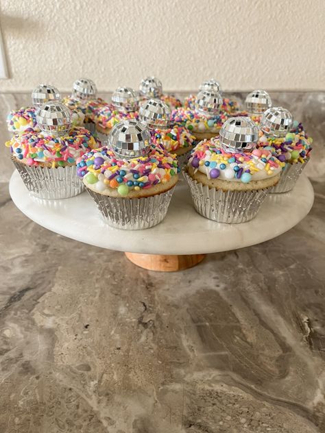 Disco Party Cupcakes, Disco Food Table, Disco Cupcakes Ideas, Disco Ball Cupcakes, Disco Party Food Ideas, Disco Cupcakes, Retro Cupcakes, Retro Backdrop, School Disco