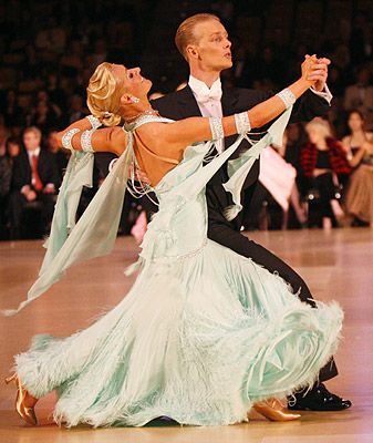 New Progressive Series in QUICKSTEP starts TONIGHT -- Monday, August 4th at 8pm! $7 - No RSVP! 502-454-4111 or www.bravodancestudio.com for more details! Quickstep Dance, Types Of Ballroom Dances, Ballroom Gowns Dance, Standard Dance, Ballroom Gowns, How To Dance, Dance Costumes Ballroom, Ballroom Dancer, Ballroom Dance Latin