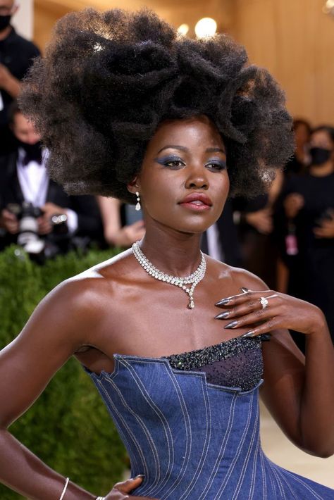 Brushed Out Curls, Platinum Blonde Bobs, Lupita Nyongo, Lupita Nyong'o, Blonde Bobs, Celebrity Red Carpet, Celebrity Makeup, Kendall Jenner, Jennifer Lopez