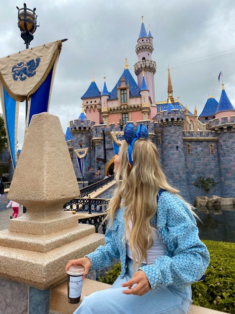 At Disneyland/Disneyworld taking cute pics in front of castle wearing cute blue Disney ears with a matching blue jacket. Pinterest inspo Disneyland Aesthetic Pictures, Disneyland California Pictures, Pic Pose Ideas, Pink Blue Aesthetic, Sleeping Beauty Castle Disneyland, Emily Nelson, Disneyland Aesthetic, Disney Poses, Disney 2025