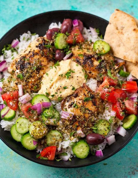 Hearty Greek Chicken and Rice Bowl | Ready in just 20 minutes or less, this rice bowl is packed with great Greek and Mediterranean flavors!  It's also perfect for meal prep or a back to school lunch box idea! | http://thechunkychef.com Healthy Chicken Meal Prep, Chunky Chef, Mediterranean Flavors, Chicken Rice Bowls, Easy Chicken Breast, Rice Bowls Recipes, Diner Recept, Roasted Chicken Breast, Chicken Meal Prep