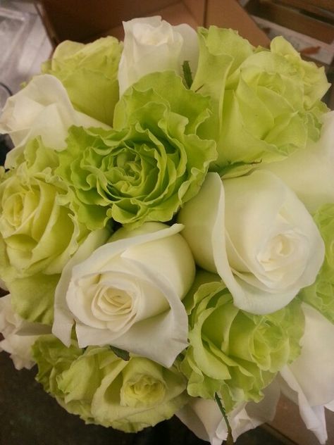 Lime green  and white rose centerpiece Green And Champagne Wedding, White Rose Centerpiece, White Rose Centerpieces, Phone Makeover, Rose Centerpiece, Tattoo Chest, Green Roses, White Bridal Shower, Rose Centerpieces