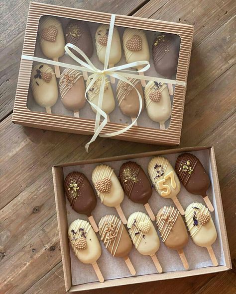 Simple Cakesicles Designs, Cakesicle Box Packaging, Cakesicle Packaging Ideas, Boho Cake Pops Ideas, Cakesicles Ideas, Cake Pop Boxes, Popsicles Cake, Cake Popsicles, Chocolate Covered Desserts