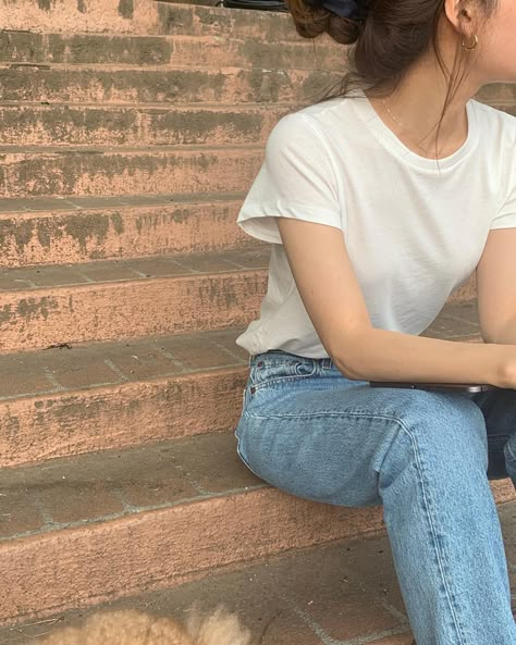 Tee Outfit Casual, Simple Jeans Outfit, White Tshirt And Jeans, White Tees Outfit, White Tshirt Outfit, White Shirt And Blue Jeans, Jeans And T Shirt Outfit, White Shirt Outfits, Simple Style Outfits