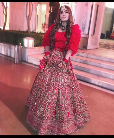 #BridalTips: How To Convert Bridal Lehenga Into Dress Simple Lehenga, Lehnga Dress, Designer Bridal Lehenga, Bridal Lehenga Red, Gaun Fashion, Indian Bridal Dress, Indian Gowns Dresses, Indian Bridal Wear, Indian Gowns