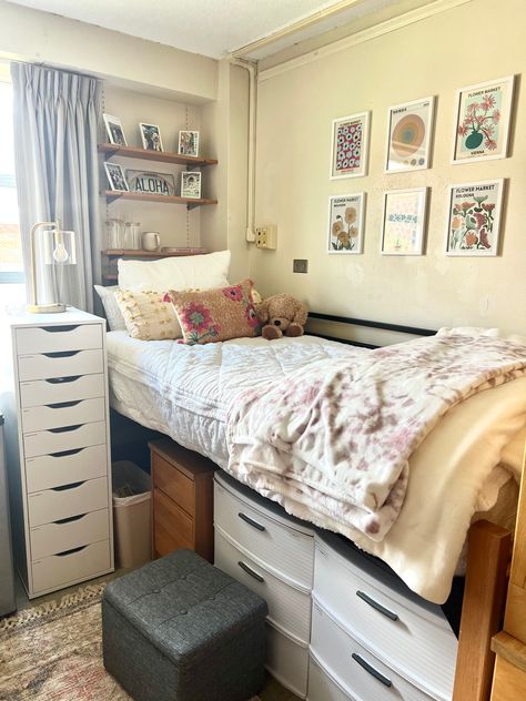 Dorm Room Ideas 3 Beds, Cute Dorm Decorations, College Dorm Rooms Aesthetic, Basic Dorm Room Ideas, Simple College Dorm Room Ideas, Realistic Dorm Room Ideas, Tennessee Dorm Room, Dorm Room Set Up, Dorm Desk Aesthetic