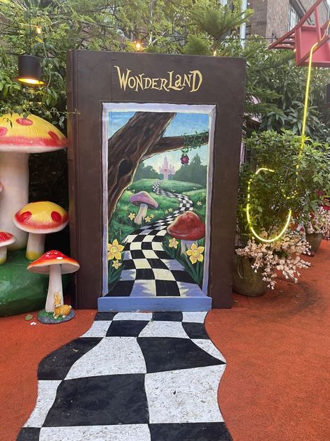 Alice In Wonderland Props, Alice In Wonderland Garden, Alice In Wonderland Diy, Alice In Wonderland Decorations, Alice In Wonderland Tea Party Birthday, Alice In Wonderland Aesthetic, Alice Tea Party, Alice In Wonderland Wedding, Mad Hatter Party