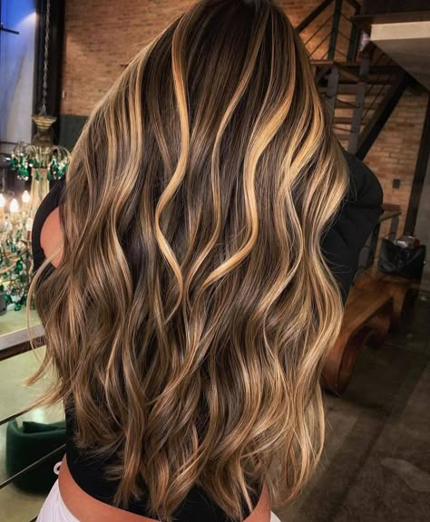 Highlights Brown Hair Balayage, Gold Hair Colors, Brown Hair With Blonde, Hair With Blonde Highlights, Brown Hair Looks, Brown Hair Inspo, Brunette Hair With Highlights, Gorgeous Hair Color, Brown Hair With Blonde Highlights