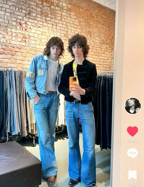 Bellbottom Jean Outfits Men, Bellbottom Jean Outfits, Alternate Aesthetic, 70s Outfits Men, 1970s Mens Fashion, 70s Fashion Men, Grunge Photos, 70s Clothes, Jean Jacket Styles