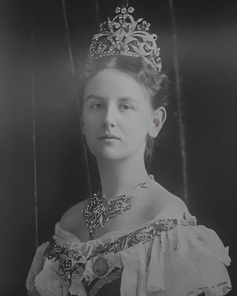 Queen Of Netherlands, Queen Wilhelmina, Father Died, 7 February, Royal History, Dutch East Indies, Celebrity Skin, No Sign, Royal Jewelry