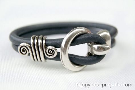 Leather Bracelet Tutorial, Leather Jewellery, Easy Jewelry, Jewerly Making, Jewelry Techniques, Leather Bracelets, Bracelet Tutorial, Bijoux Diy, Jewelry Projects