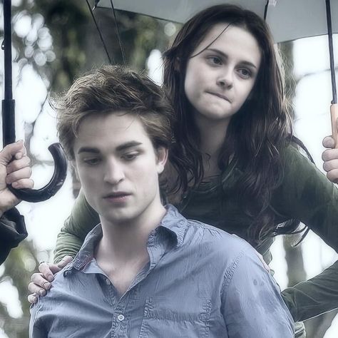 Twilight Bella And Edward, Bella And Edward, Twilight Outfits, Vampire Twilight, Twilight Bella, Twilight 2008, Robert Pattinson Twilight, Twilight Cast, Twilight Edward