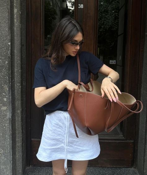 Polene Cyme Mini Cognac, Taupe Handbag Outfits, Polene Cyme Cognac, Polene Outfit, Longchamp Aesthetic, Mini Bag Outfit, Camel Outfit, Tote Bag Outfit, Trendy Heels