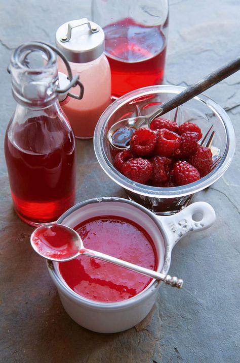 Macerated raspberries, which you can then make dressing or Raspberry and lemon thyme vinegar Rasberry Recipes, Raspberry Salad Dressing, Raspberry Dressing, Gin Recipes, Lemon Thyme, Raspberry Recipes, Raspberry Sauce, Fresh Raspberries, Dessert Toppings