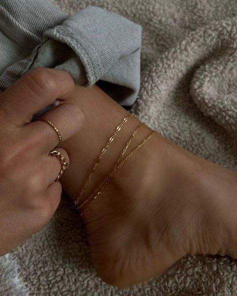 Anklet Stack, Anklet Ideas, Simple Gold Jewelry, Clean Girl Aesthetic, Gold Rings Simple, Gold Anklet, Gold Jewelry Simple, Clean Girl, Girly Jewelry