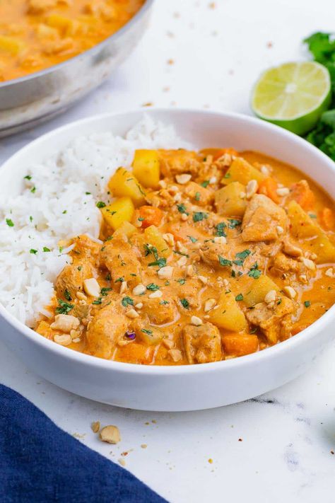 Massaman Chicken Curry Thai Massaman Curry Recipe, Massaman Curry Chicken, Chicken Potatoes And Carrots, Thai Chicken Curry Soup, Massaman Curry Recipe, Chicken Massaman Curry, Coconut Curry Chicken Recipes, Coconut Milk Sauce, Chicken Curry Soup