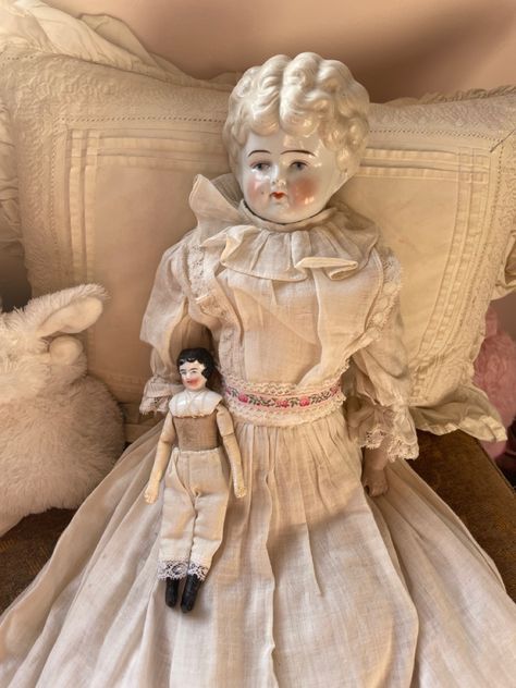 Big blonde antique China head doll with original cotton dress and smaller China head bisque doll with black hair Antique China Head Dolls, Porcelain Doll Aesthetic, Vintage Porcelain Dolls, Antique Porcelain Dolls, China Head Doll, China Doll, Folk Doll, 1 Aesthetic, Doll Display