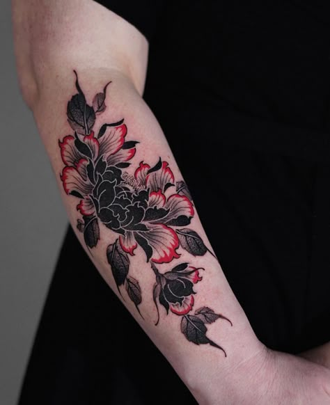 • GEUMTAENA • on Instagram: “• peony • Done at @seoulinktattoo . . . #redpointtattoo#peonytattoos#flowertattoos#orientaltattoos#orientalflowertattoo” Black Flowers Tattoo, Red Flower Tattoos, Japanese Flower Tattoo, Black Tattoo Cover Up, Tattoo Magazine, Ornamental Tattoo, Red Ink Tattoos, Geniale Tattoos, Red Tattoos