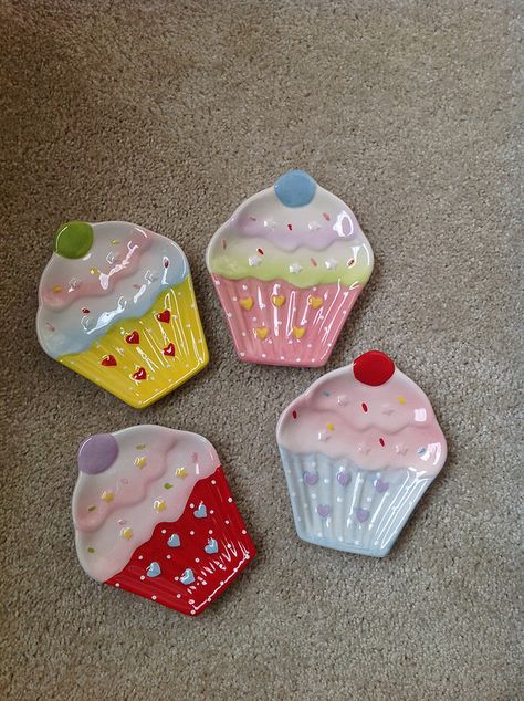 Cupcake Plates Cupcake Kitchen Ceramic Bunting, Cupcake Kitchen Decor, Bunting Ideas, Cupcake Plate, Kitchen Theme, Cupcake Decor, Tea Party Theme, Baking Kitchen, Clay Diy Projects