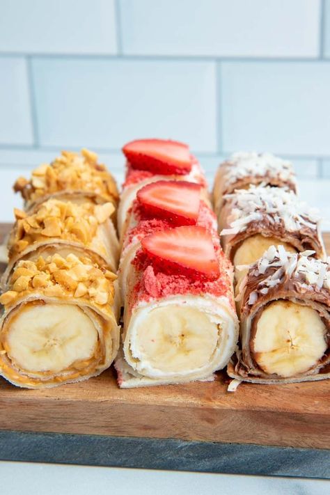 Banana Sushi Rolls, Rainbow Fruit Kabobs, Fruit Sushi, Banana Sushi, Sushi Ingredients, Dessert Sushi, Fruit Snack, Sushi Recipes, Dried Strawberries