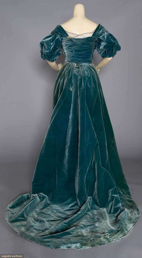 Evening Gown (image 4) | House of Worth | France; Paris | undated | velvet | Augusta Auctions | November 16, 2016 House Of Worth, 1890s Fashion, Dress Velvet, Old Dresses, Ball Gowns Evening, Antique Dress, Vintage Gowns, Vestidos Vintage, Edwardian Fashion