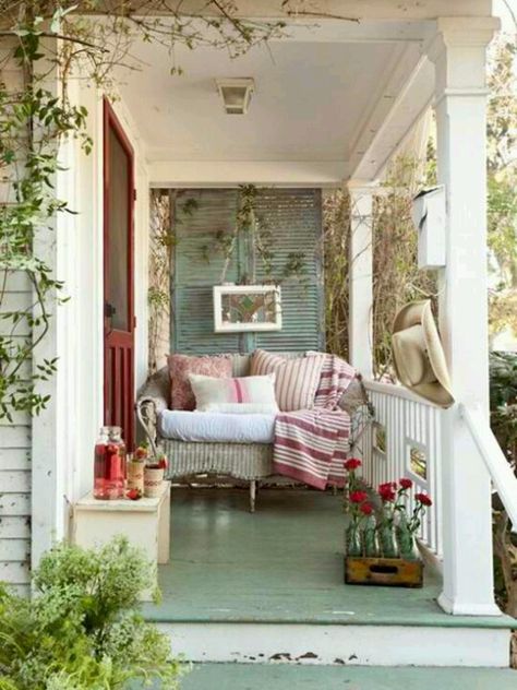 Looks like a great place to unwind. In the hot summertime we like eating watermelon on our front porch. Shabby Chic Veranda, Balkon Decor, Cottage Porch, Casa Country, Farmhouse Front Porches, Country Cottage Decor, Style Cottage, Have Inspiration, House With Porch