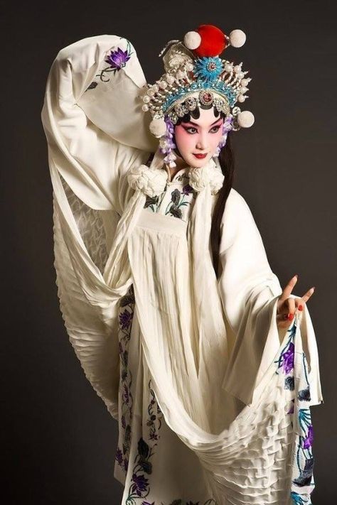 Pekin Opera, Beijing Opera, Chinese Traditional Dress, Chinese Opera, Chinese Art Painting, Theatre Costumes, China Art, Korean Traditional, Chinese Clothing