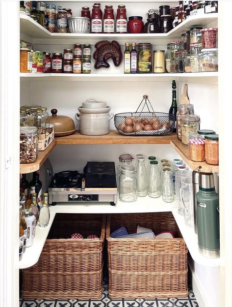 Kitchen Shelves Pantry, Small Pantry In Kitchen, Kitchen Pantry Walk In, Small Pantry Inspiration, Step In Pantry, Pantry Small Space, Open Pantry Ideas, Pretty Organization, Small Walk In Pantry