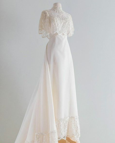 Elegant white vintage dress, perfect for a simple yet beautiful look. 1970’s Wedding Dress, White Winged Dove, Bohemian Weddings, Dream Wedding Ideas Dresses, Dresses Modest, Wedding Aesthetic, Fantasy Dress, Vintage Bridal, Historical Dresses