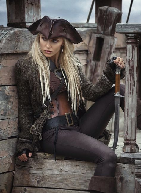 Pirate Girl Aesthetic, Pirate Woman Aesthetic, Daria Lefler, Pirate Aesthetic, Pirate Garb, Pirate Cosplay, Pirate Girl, Mode Steampunk, Pirate Queen