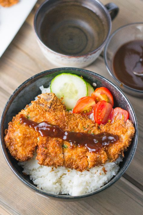 Tonkatsu (or Japanese style breaded pork cutlet) - chops coated with flour, dipped in eggs, coated with Panko and then fried until browned and cooked. Pork Cutlets, Japan Food, Asian Cooking, Cafe Food, Food Cravings, A Bowl, Pork Recipes, Amazing Food, Japanese Style