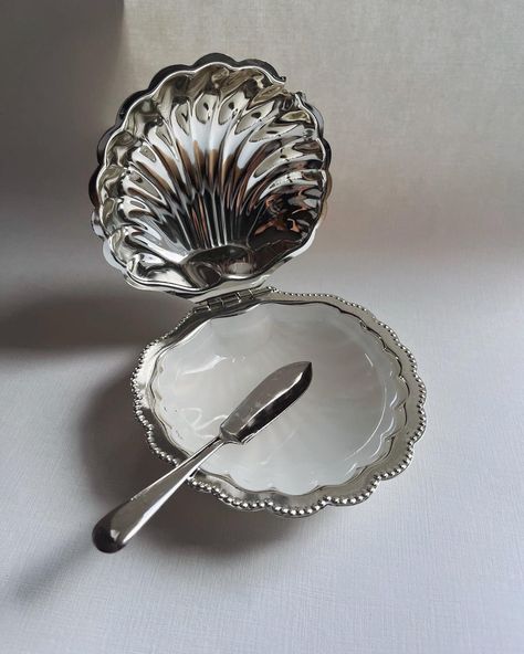 We absolutely love this timeless beauty vintage shell-shaped butter dish ! 🧈🥄 Whether you’re serving butter, caviar, or anything else, this is the most charming way to do it! Condition: Very good vintage condition Dimensions: 13 x 14 x 6 cm Price: €43 #vintage #butterdish #caviardish #shellshaped #shellshapeddish Butter Shapes, Butter Holder, Caviar Dishes, Butter Dish, Dream Home Design, Food Design, Lipsticks, Timeless Beauty, Love This