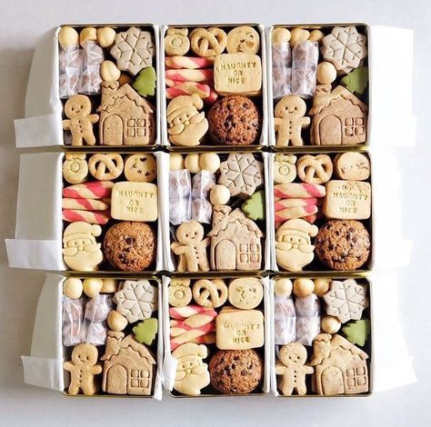 Christmas Cookies Boxes Ideas, Christmas Cookie Boxes, Christmas Cookies Packaging, Japanese Cookies, Christmas Cookie Box, Christmas Food Treats, Christmas Cookies Gift, Christmas Food Gifts, Cookie Tins