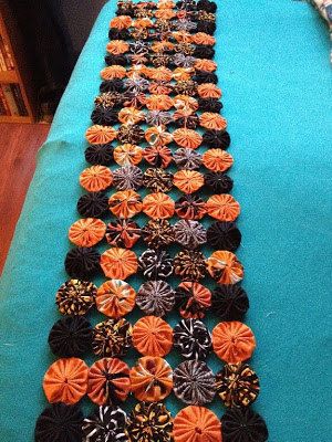 Halloween Yoyo Crafts, Creative Quilting, Cuadros Diy, Halloween Table Runner, Table Runner Tutorial, Yo Yo Quilt, Halloween Table Runners, Yo Yos, Yo-yos