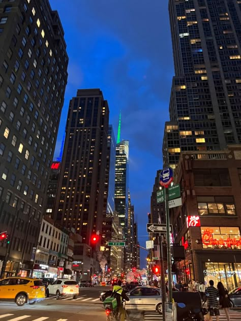 Pretty Cities, City Scapes, New York Vibes Aesthetic Night, Pictures Of New York City At Night, New York Scenery City Life, New York City Nightlife Aesthetic, City View Night, Nyc Aesthetic Night Times Square, City Lifestyle