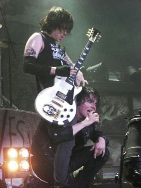 Frerard on stage Gerard And Frank, Frank Lero, Mcr Memes, I Love Mcr, Mikey Way, Frank Iero, Band Memes, Gerard Way, Emo Bands