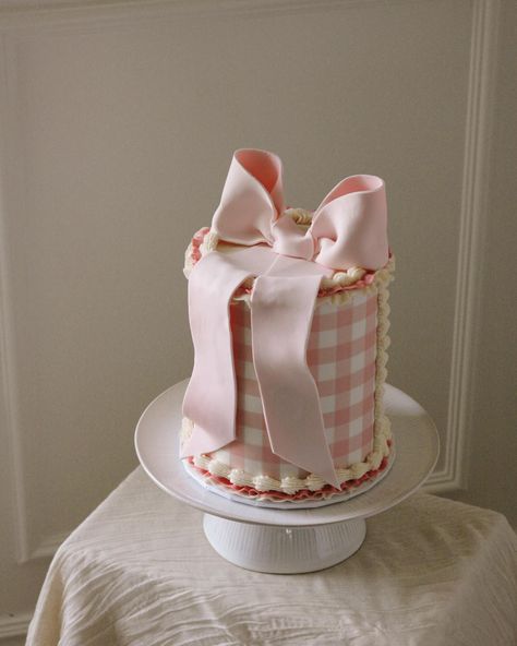 gingham is always a fav but PINK gingham? LOVE #cakedecorating #girlsjustwannabeone #firstbirthday #smashcake #cakedesign #birthdaycake Pink Gingham Cake, Plaid Cake, Gingham Party, Puppy Pawty, Fourth Birthday, 2 Birthday, First Birthday Cakes, Pink Gingham, Cherry On Top