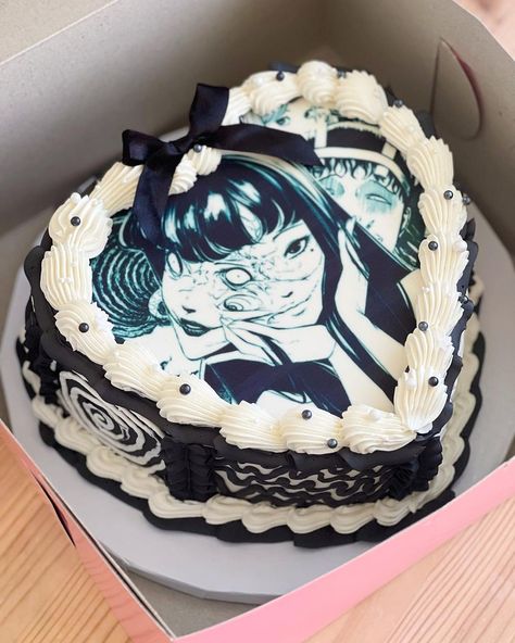 ig @kitchenprincess21 Gothic Birthday Cakes, Satisfying Pics, Goth Cakes, Bolo Da Hello Kitty, Junji Ito Tomie, Gothic Cake, Birthday Cake Decorating Ideas, Anime Cake, Vintage Birthday Cakes