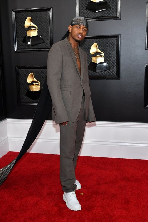 Los Angeles-based rapper Guapdad 4000 attended the 62nd Grammy Awards in a trailing, silver durag. We stan. Durag Men Aesthetic, Durags Men Fashion, Durag Fashion, Durag Men, Black Crowns, Men Aesthetic Outfits, Grammy Red Carpet, Grammy Outfits, Grammy Awards Red Carpet