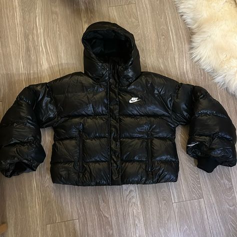 Nwot Shiny Black Nike Puffer Jacket With Stylish Oversized Sleeves Nike Puffer Coat, Puffer Jacket Outfit Aesthetic, Outfits With Puffer Jackets, Black Puffer Jacket Outfit, Shiny Puffer Jacket, Nike Winter Jackets, Nike Puffer Jacket, School Wishlist, Nike Coat