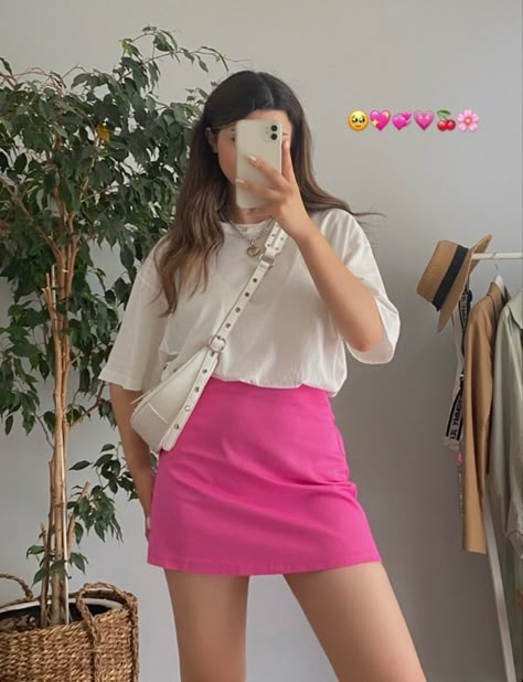 Pink Skirt Ideas Outfit, How To Style Pink Skirt Aesthetic, Pink Mini Skirt Outfit Aesthetic, Hot Pink Skirt Outfit Summer, Outfit With Pink Skirt, Pink Ootd Aesthetic, Hot Pink Skirt Outfit Ideas, Short Pink Skirt Outfit, Short Jean Skirt Outfits Summer