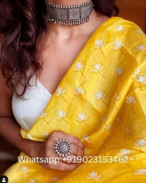 Grad Saree, Jewellery Styling Tips, Yellow Cotton Saree, Blouse Desine, Kurti Outfit, Desi Pinterest, Jewellery Styling, Farewell Sarees, Pleated Saree