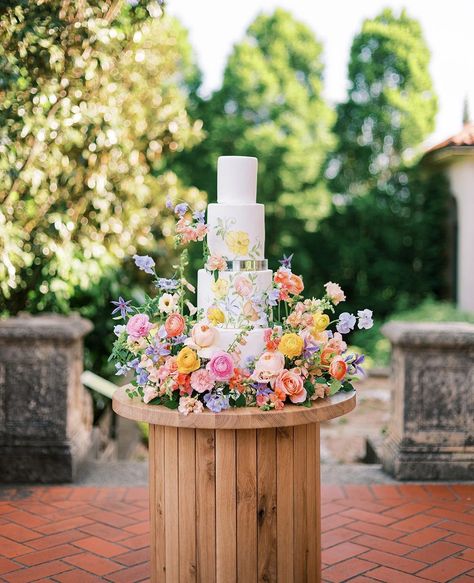 Colorful Whimsical Wedding, Whimsical Wedding Cake, Wedding Flowers Colorful, Whimsical Spring Wedding, Summer Wedding Florals, Spring Wedding Florals, Wedding Ideas Spring, Wedding Cake Simple, Wedding Wildflowers