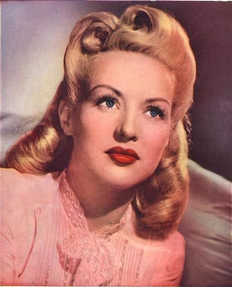 1940s Makeup, Cabelo Pin Up, 40s Mode, Retro Updo, 40s Hairstyles, Betty Grable, Victory Rolls, Pin Up Vintage, 1940s Hairstyles