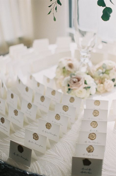 Wedding Name Card Table, Elegant Seating Chart Wedding, Placement Cards Wedding, Seating Card Display, Wedding Place Card Ideas, Elegant Wedding Seating Chart, Wedding Table Place Cards, White Summer Wedding, Wedding Seating Chart Display