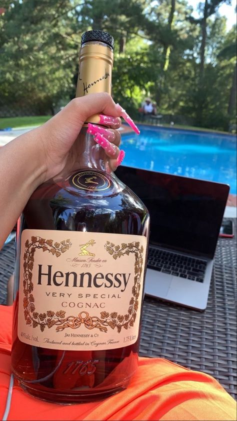 Hennessy Very Special Cognac, Dark Liquor, Hennessy Bottle, Pretty Alcoholic Drinks, Summer Drinks Alcohol, Liquor Drinks, Alcohol Aesthetic, Delicacy Food, Pretty Drinks