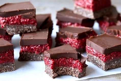 Chocolate, Raspberry and Chia Slice Healthy Slice, Slice Recipe, Raw Vegan Desserts, Raw Cake, Raw Desserts, Slices Recipes, Chocolate Topping, Chocolate Raspberry, Vegan Sweets