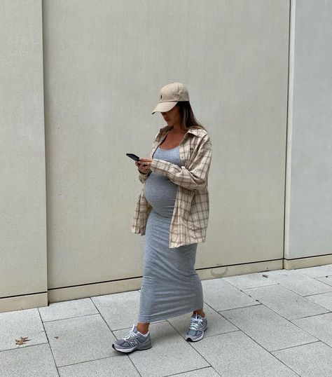 Tia Lineker on Instagram: “running errands” Winter Maternity Outfits Aesthetic, Fall Outfits 2024 Pregnant, Very Pregnant Outfits, Pregnant Cool Outfits, Pregnacy Outfits Spring, Maternity Chic Outfits, Maternity Trendy Outfits, Pregnancy Outfits Spring 2024, Fall Bump Style