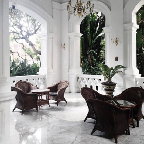 Tropical British Colonial, Raffles Hotel Singapore, Hamptons Style Home, British Colonial Decor, Colonial Interior, British Colonial Style, Colonial Design, Casas Coloniales, Colonial Decor